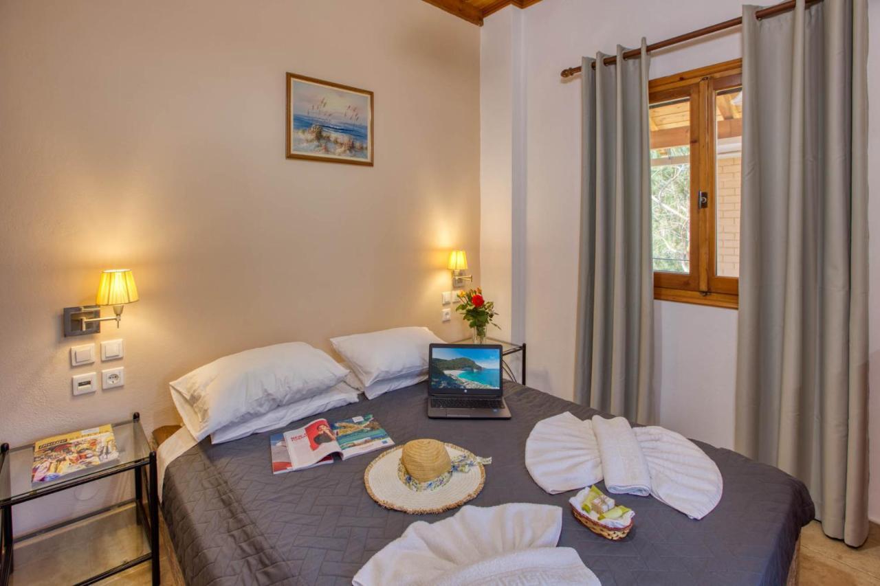 Christinas Apartments Agios Matthaios  Exterior photo