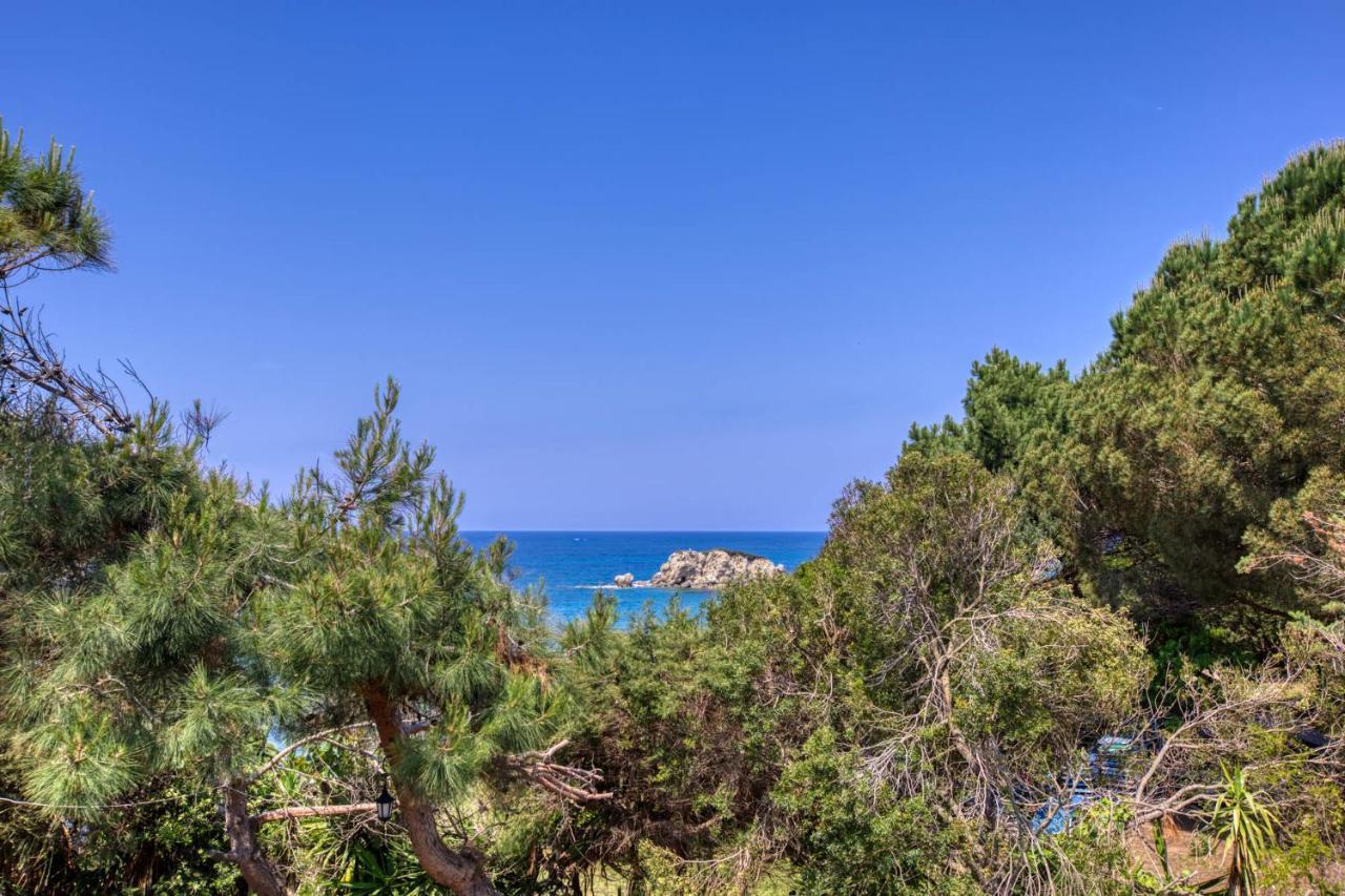 Christinas Apartments Agios Matthaios  Exterior photo
