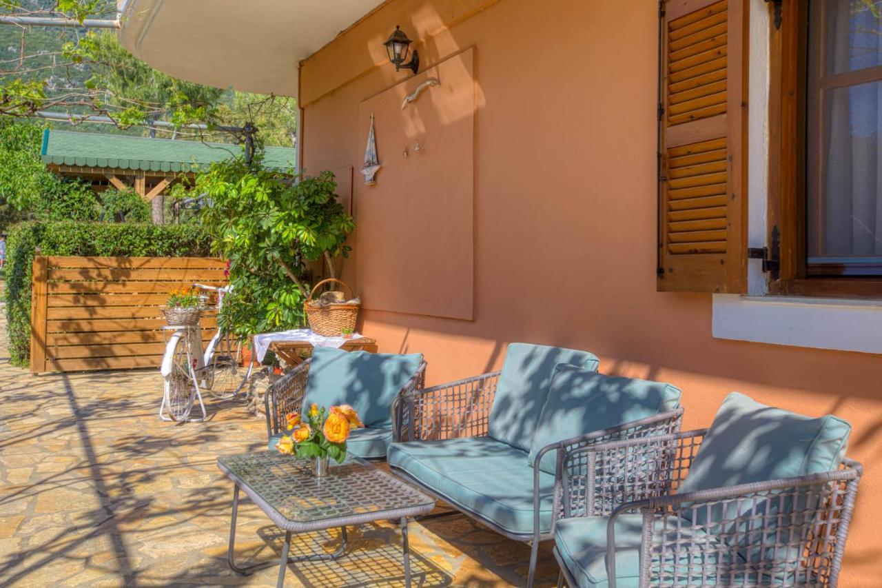 Christinas Apartments Agios Matthaios  Exterior photo