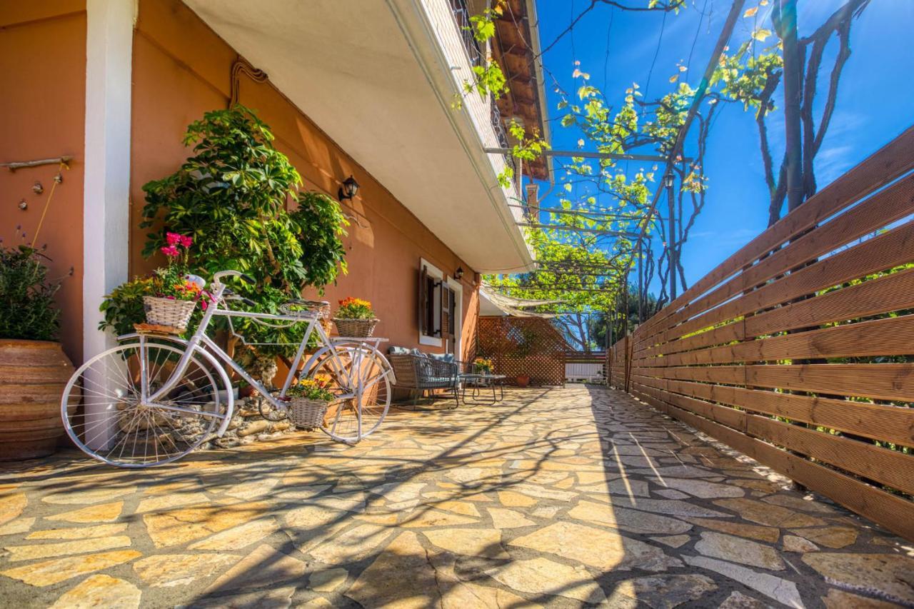 Christinas Apartments Agios Matthaios  Exterior photo
