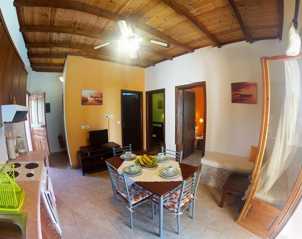 Christinas Apartments Agios Matthaios  Exterior photo